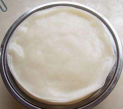 做涼皮時(shí)，加鹽，還是加淀粉?都不對(duì)，這樣做，涼皮筋道又透亮!